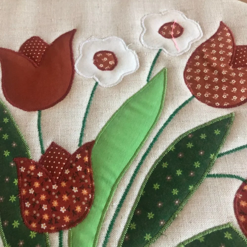 LARGE VINTAGE QUILTED EMBROIDERY ART IN WOODEN HOOP FRAME - Picture 5 of 8